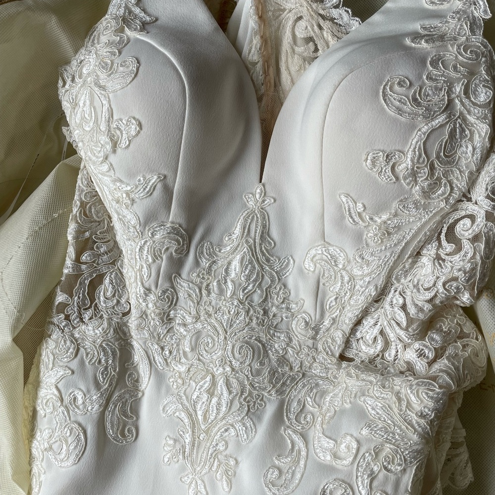 Elegant White Lace Wedding Dress - Picture 3 of 7